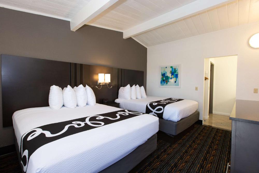 Queen Room with Two Queen Beds interior