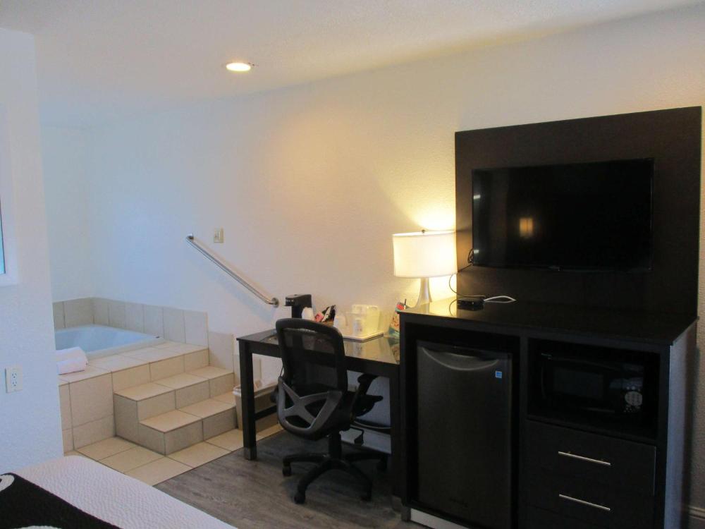 Queen Suite with Jacuzzi interior