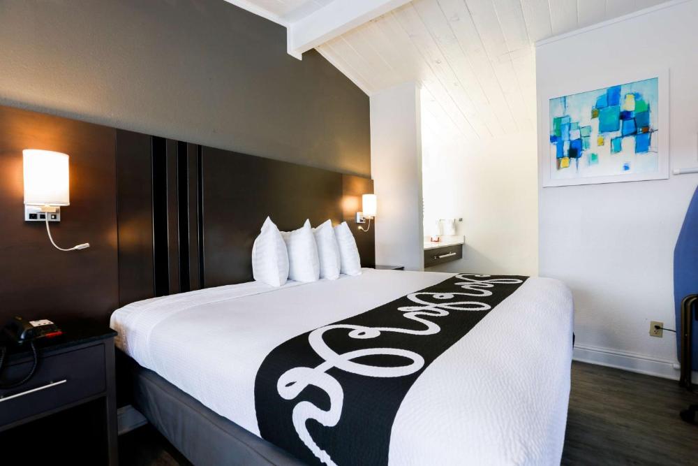 Queen Room - Non-Smoking interior