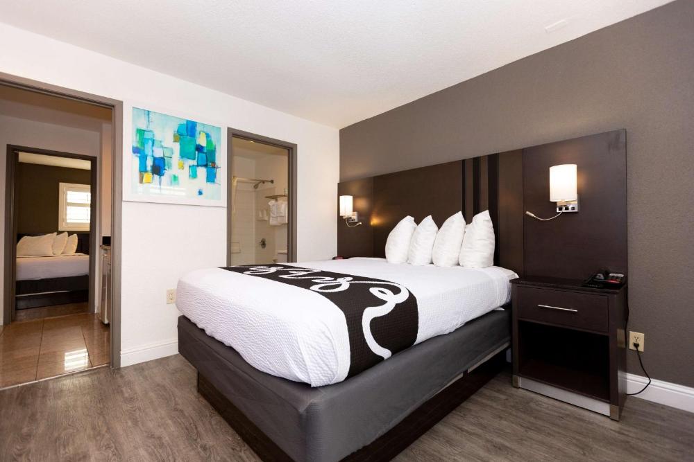Suite with One Queen and Two Double Beds - Non-Smoking interior